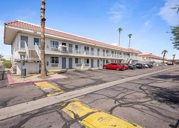 Super 8 By Wyndham Phoenix West