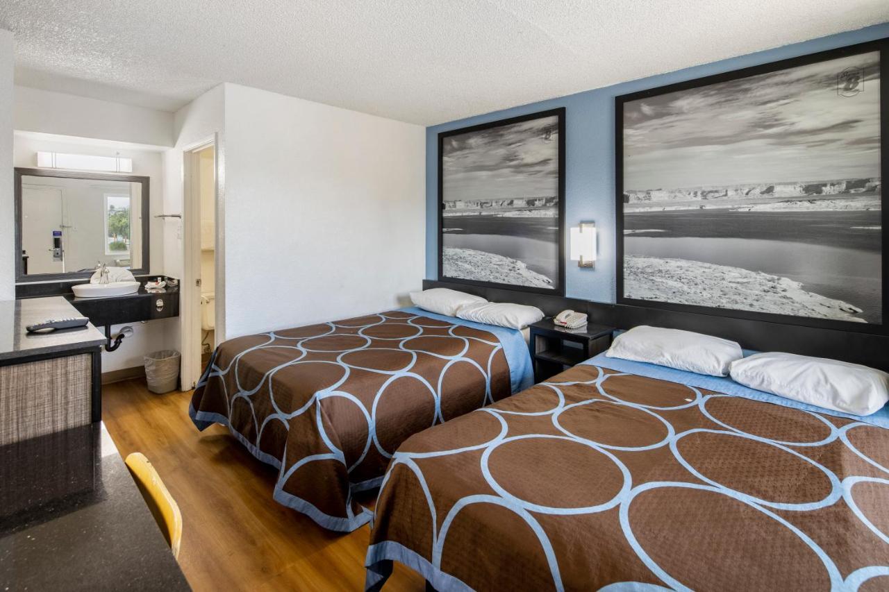Hotel Super 8 By Wyndham West